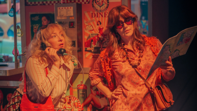 Aina no iestūdējuma “Telma un Luīze” ar divām galvenajām varonēm