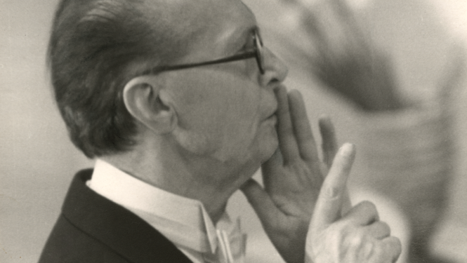 Diriģents Teodors Kalniņš darba procesā - melnbaltā fotogrāfija, portrets