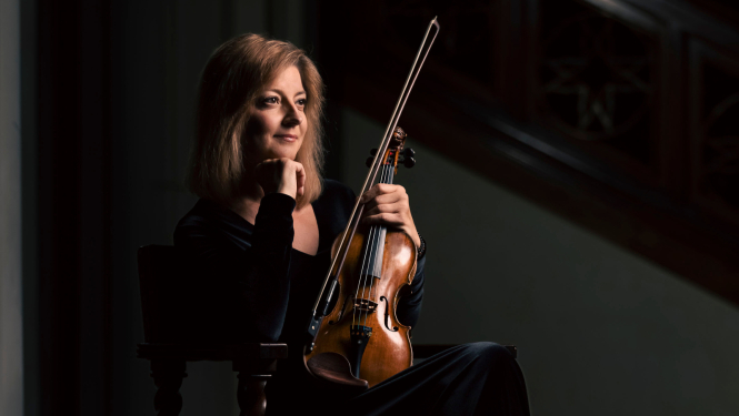 Pedagoģes, JVLMA Stīgu katedras vadītājas un profesores Terēzes Zībertes-Ijabas foto portrets