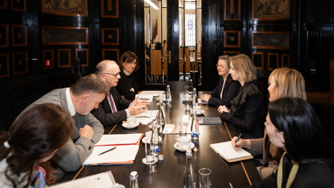 Kultūras ministres Agneses Lāces un Eiropas Ekonomikas un sociālo lietu komitejas priekšsēdētāja Šīmusa Bolanda (Mr Séamus Boland) tikšanās norise Kultūras ministrijas Kamīnzālē