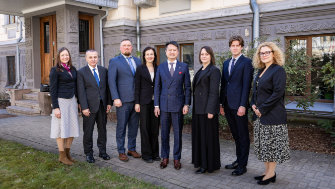 Tikšanās ar Pasaules intelektuālā īpašuma organizācijas ģenerāldirektoru Darenu Tangu, grupas foto ar abu pušu pārstāvjiem pie Kultūras ministrijas ēkas