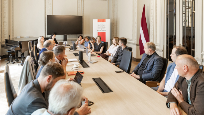 Kultūras ministres un KM pārstāvju tikšanās ar arodbiedrību pārstāvjiem KM Lielajā Zālē