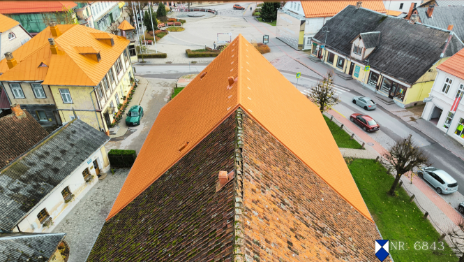 Skats no augšas uz Tukuma luterāņu baznīcas atjaunoto jumtu