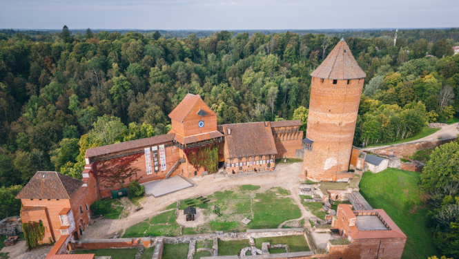 Turaidas pils un apkārtne no putna lidojuma