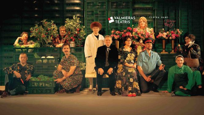 Valmieras teātra viesizrādes aktieru ansamblis uz skatuves