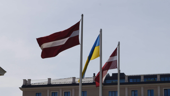 Ukrainas un Latvijas karogi
