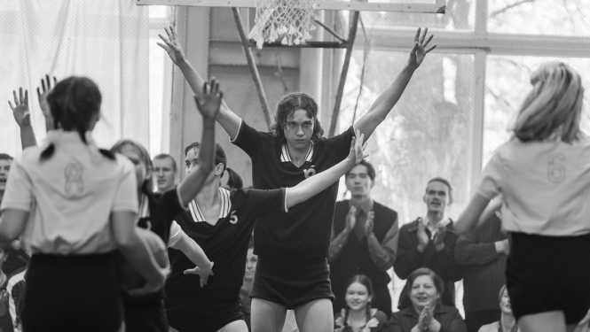 Kadrs no filmas "Uļa / Ulya" - sieviešu basketbola komandas spēle
