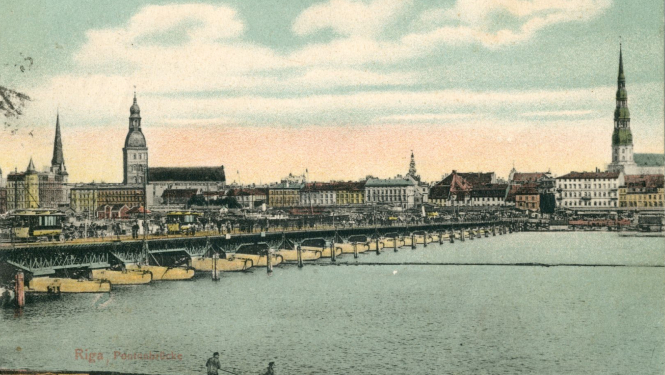 Pastkarte ar Rīgas ainavu: Daugava, pontontilts un vecrīgas siluets