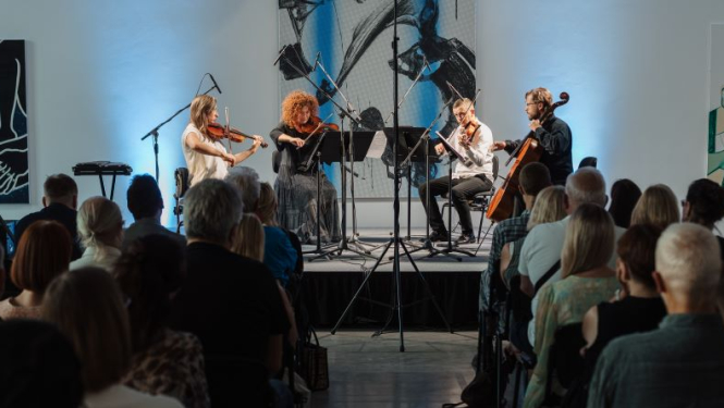 Mūziķi uz apgaismotas skatuves