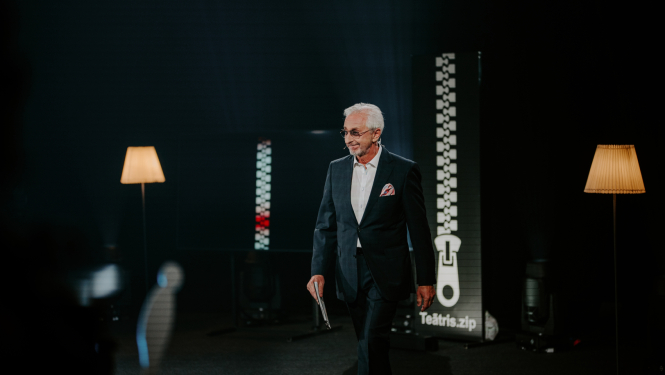 Teātra izrādes cikla “Teātris.zip” publicitātes foto ar Ojāru Rubeni. Foto: Aksels Roberts Zirnis