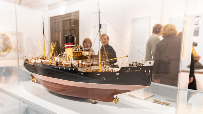 Izstādes “Krišjānis Valdemārs. Latvietis. Ledlauzis” ekspozīcijas fragments - kuģa ledlauža miniatūrs modelis