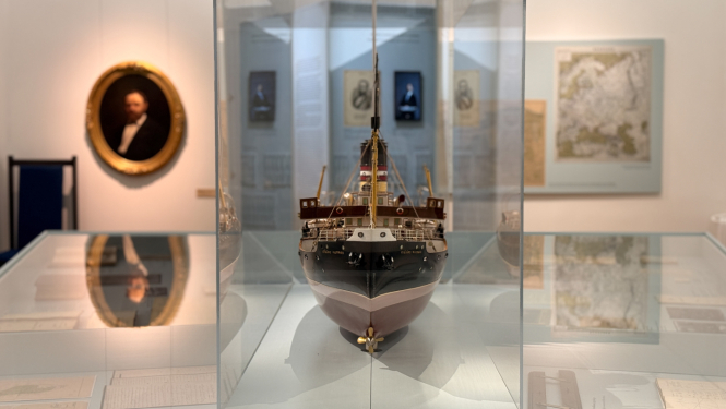 Izstādes “Krišjānis Valdemārs. Latvietis. Ledlauzis” fragments - miniatūrs kuģis