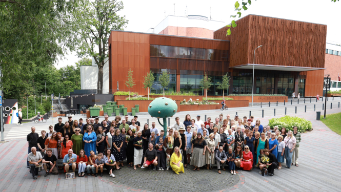 Valmieras teātra 103. sezonas atklāšanas pasākuma grupas foto Valmieras teātra priekšā