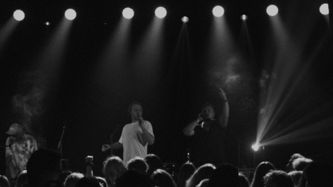 Koncerta apmeklētāji un mūziķi uz skatuves