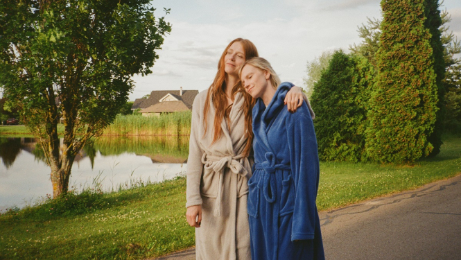 Filmēšanas procesa aizkadra foto - attēlā aktrises Elīna Vaska-Botere un Agnese Budovska, foto: Anna Konovalova