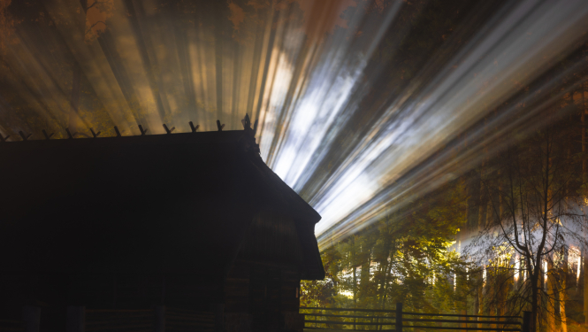 Izgaismota ēka Latvijas Etnogrāfiskajā brīvdabas muzejā