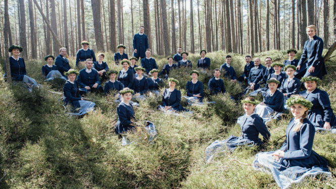 Carnikavas jauktais koris “Vēja balss” priežu mežā, melleņu mētrās