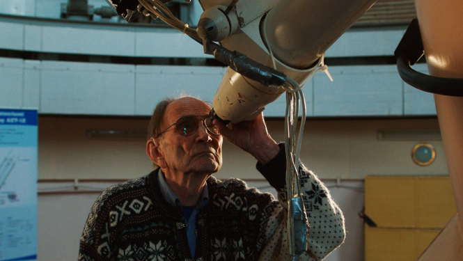 Kadrs no Andra Gaujas īsfilmas “Vērošanas māksla” - cilvēks pie teleskopa