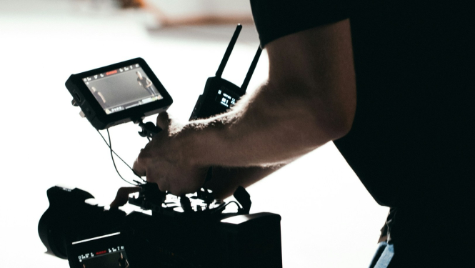 Operators tur rokās video kameru