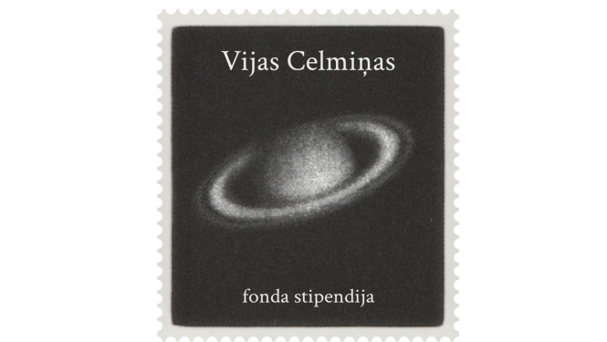 Vijas Celmiņas fonda stipendijas logo 2025. Māksliniece: Sarmīte Māliņa. Grafiskajai identitātei izmantota Vijas Celmiņas litogrāfija “Saturna markas” (1995)  no Latvijas Nacionālā mākslas muzeja kolekcijas