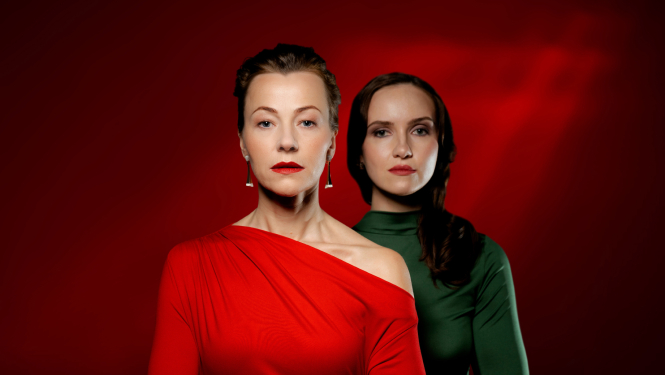 Divas sievietes - aktrises uz sarkanas krāsas fona. Izrādes publicitātes attēls
