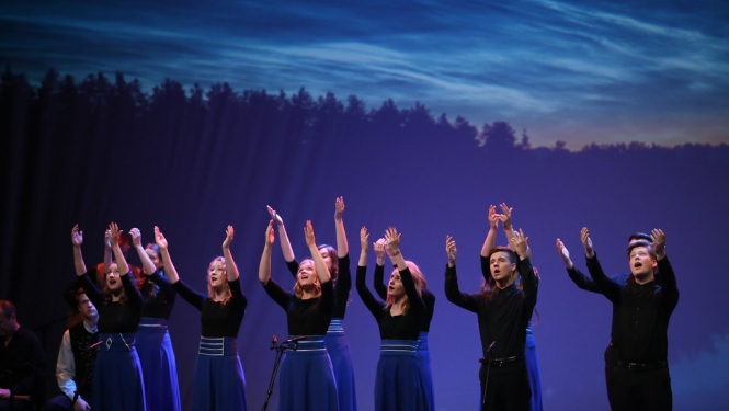 Vokālais ansamblis uz skatuves