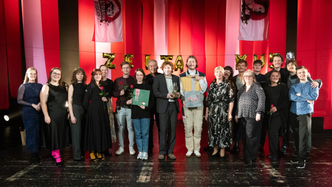 Sešpadsmitā festivāla “Patriarha rudens” laureāti un teātra balvas “Zelta muša” ieguvēji uz skatuves