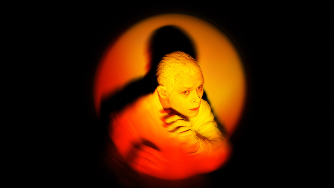 Izrādes "Zelta templis" vizuālais materiāls - portrets dzeltenīgā gaismā