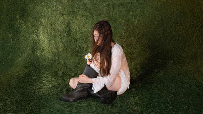 Operas "Zemnieka gods" publicitātes attēls, Sieviete garos ādas zābakos uz zaļa fona