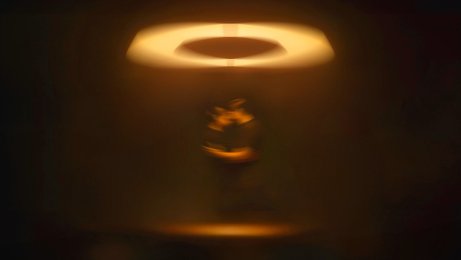 "Zvaigznāji" makets - divi cilvēki apskaujas zem apaļas gaismas