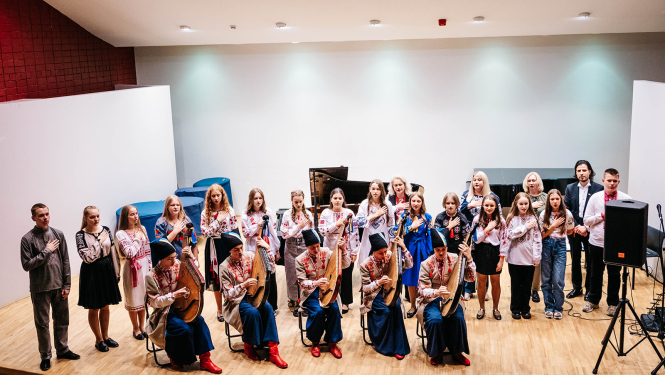 Ukrainas bērni un jaunieši uz skatuves noslēguma koncertā kopā ar koncerta rīkotājiem