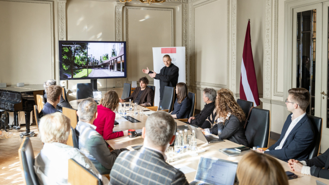 Rīgas filharmonijas projekta īstenošanas Uzraudzības padomes locekļi pulcējušies uz sanāksmi Kultūras ministrijas sanāksmju zālē