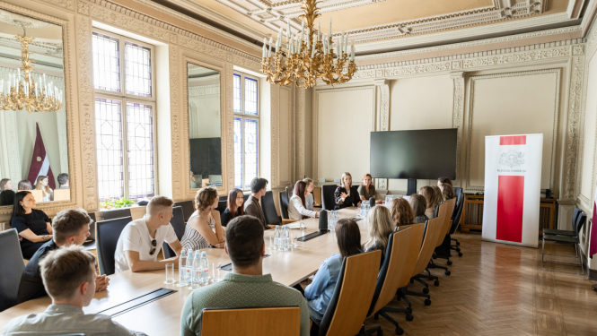 Kultūras ministres Agneses Lāces tikšanās ar jaunatnes organizācijas "Klubs "Māja" – jaunatne vienotai Eiropai" vienības "JEF Latvija" jauniešiem Kultūras ministrijas zālē