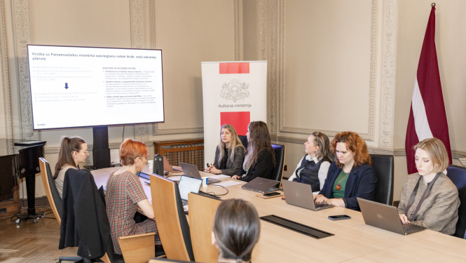 Saliedētas un pilsoniski aktīvas sabiedrības attīstības pamatnostādņu īstenošanas uzraudzības padomes locekļi kārtējā sanāksmē Kultūras ministrijas Lielajā zālē