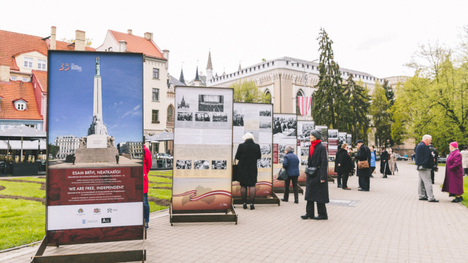 Izstādes atklāšana Līvu laukumā
