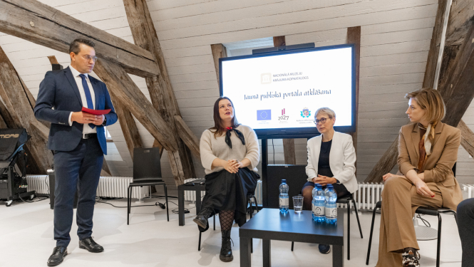 Četras personas skatītāju priekšā iepazīstina ar jauno portālu