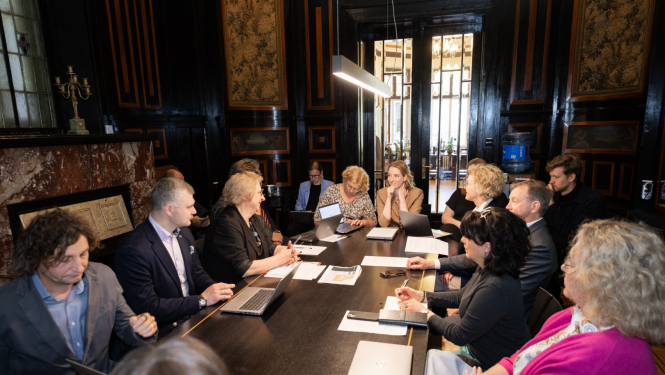 Desmit cilvēki ap sanāksmju galdu