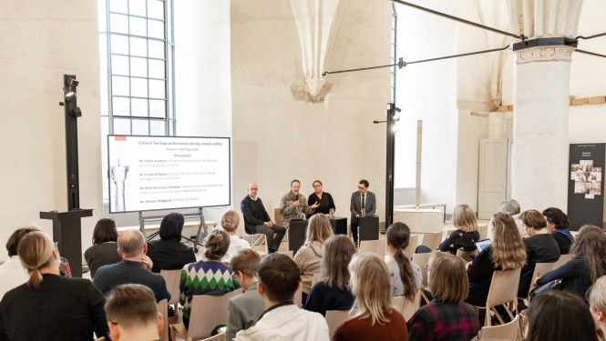 Diskusijas dalībnieki un klausītāji Latvijas Nacionālā vēstures muzeja konventa zālē