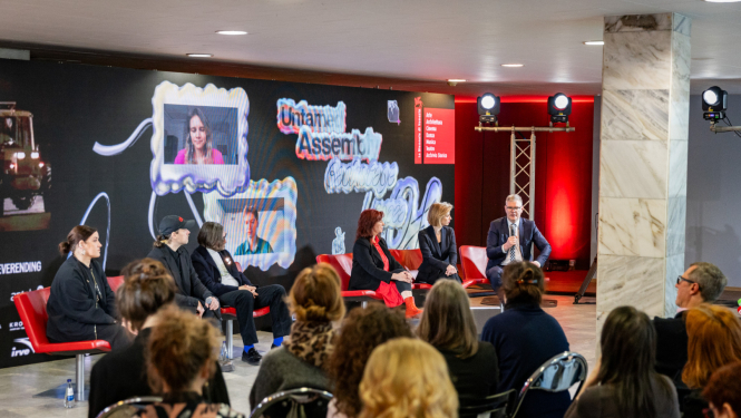 Preses konference Rīgas Kongresu namā par dalību Venēcijas biennāles 61. starptautiskajā mākslas izstādē, telpas priekšā Agnese Lāce, Vilnis Ķirsis, Solvita Krese, Inga Lāce, Adoms Narkevičs (Adomas Narkevičius), MAREUNROL’S (Mārīte Mastiņa-Pēterkopa un Rolands Pēterkops), Bruno Birmani.