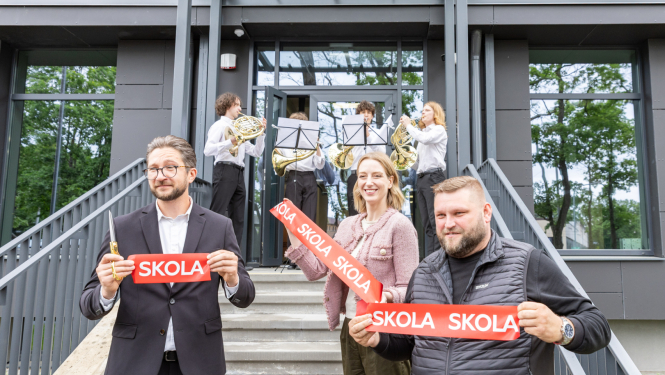 Trīs amatpersonas un mūziķi skolas ēkas atklāšanā