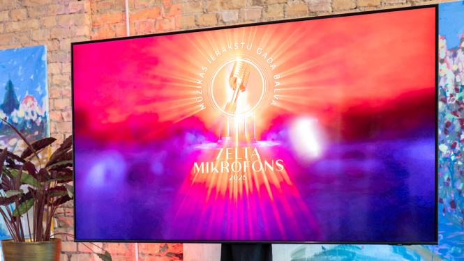 Latvijas mūzikas ierakstu gada balvas “Zelta Mikrofons 2025” logo uz ekrāna