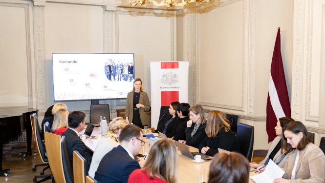 Padomes dalībnieki sanāksmju zālē