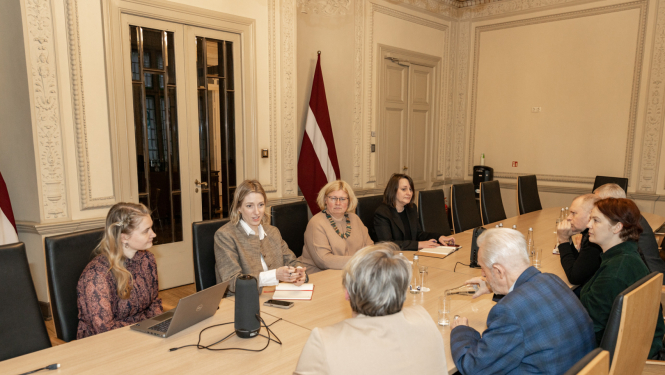 Astoņi cilvēki pie sanāksmju galda