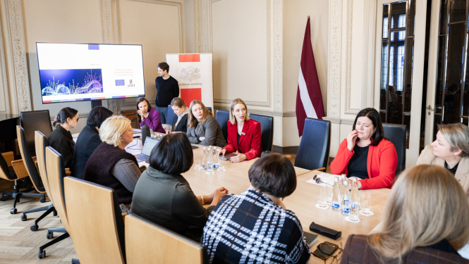 Tikšanās dalībnieki pie galda Kultūras ministrijas Lielajā zālē