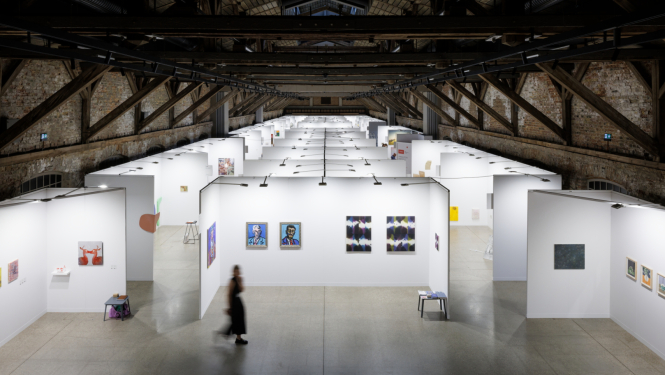 "Riga Contemporary" laikmetīgās mākslas mese jūlijam kultūrtelpā "Hanzas perons" (Hanzas iela 16A, Rīga)