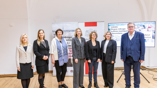 Septiņas personas auditorijas priekšplānā