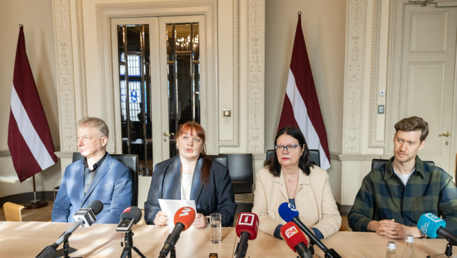 Četri cilvēki pie sarunu galda