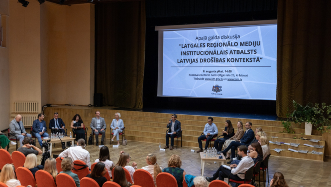 Diskusijas dalībnieki auditorijā