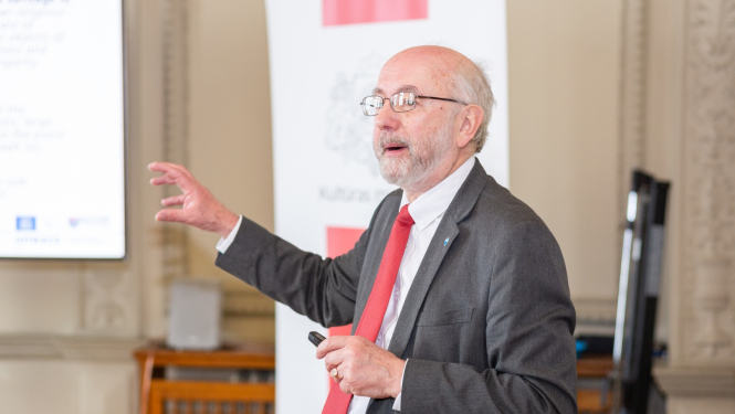 Zilā vairoga komitejas prezidents Peters Stouns (Peter Stone)