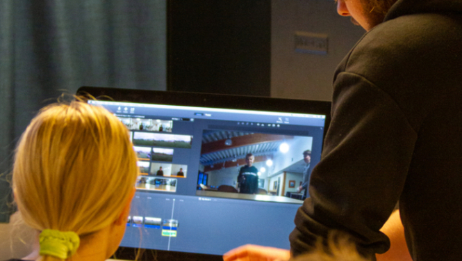 Skolniece pie datora kino meistardarbnīcā